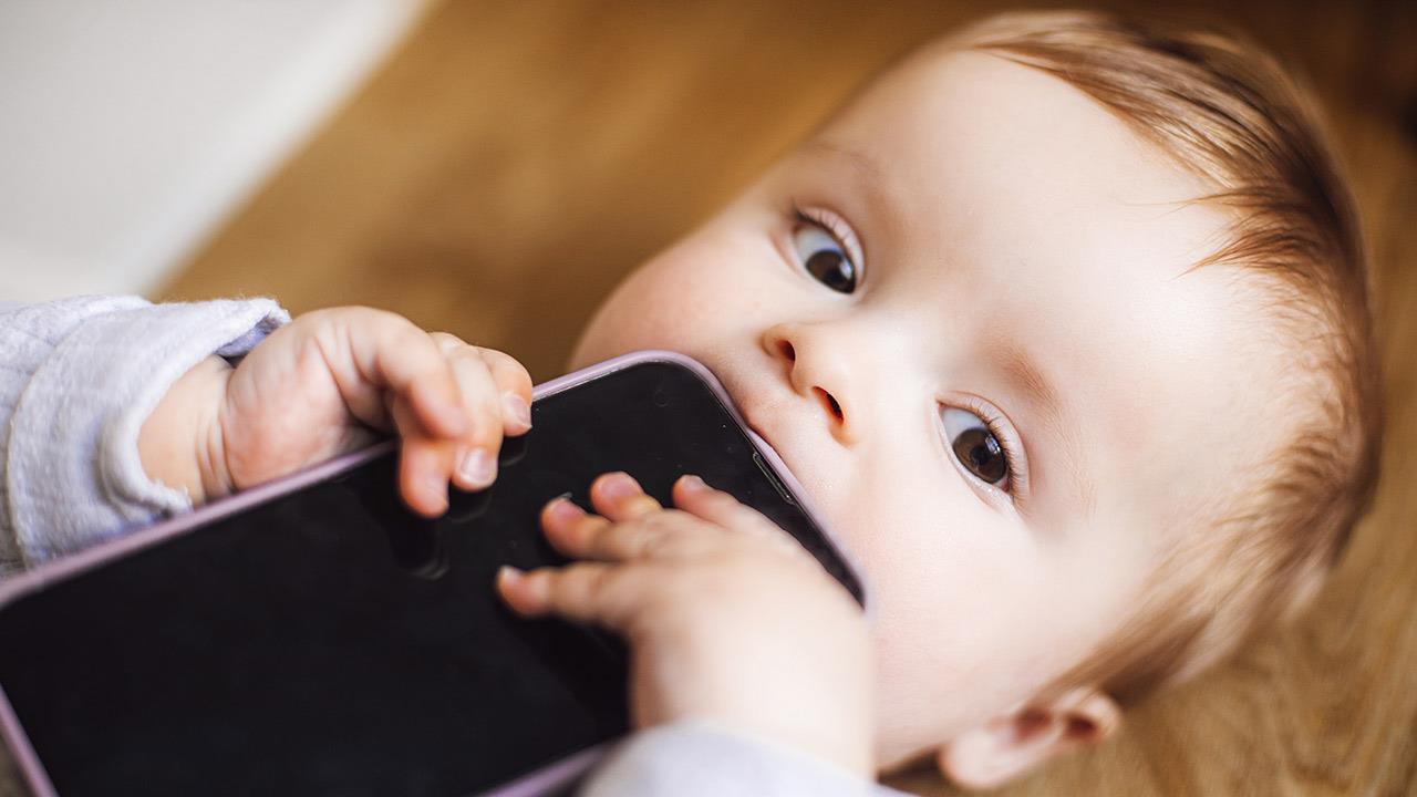 Οθόνες τέλος για νήπια: Νέοι κανόνες στη Βρετανία