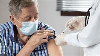 Ανακαλούνται αναδρομικά τα πρόστιμα στους ανεμβολίαστους άνω των 60 ετών 