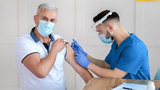 ΕΜΑ: Πώς θα γίνεται στο εξής ο εμβολιασμός παιδιών και ενηλίκων κατά της CoViD