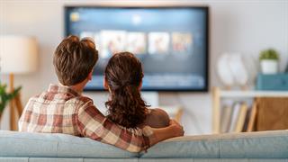 Οι αγαπημένες μας σειρές όντως ωφελούν την ψυχολογία