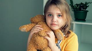 Κατάθλιψη: Ποιο σύμπτωμα μπορούν να ''περάσουν'' οι γονείς στα παιδιά [μελέτη]