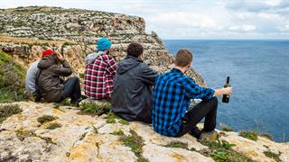 Πιο αυστηρό κατώτατο όριο ηλικίας στην κατανάλωση αλκοόλ βελτιώνει τις σχολικές επιδόσεις