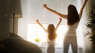 Πώς οι πρωινές συνήθειες χτίζουν καλό ύπνο