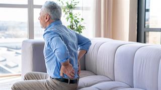 Πώς συνδέεται ο πόνος στη μέση με προβλήματα ύπνου