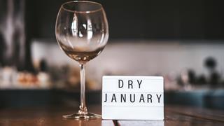 Dry January: Tips που θα βοηθήσουν να αποφύγουμε το αλκοόλ