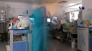 ΕΟΔΥ: 8 θάνατοι ασθενών με γρίπη και 6 με CoViD - Στα ύψη οι εισαγωγές στα νοσοκομεία