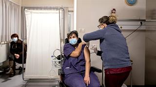 Πόσοι υγειονομικοί κάνουν το εμβόλιο κατά της γρίπης: Στοιχεία 2023 - 2025 [πίνακες]