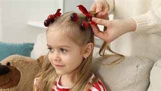 Μικρές λεπτομέρειες, μεγάλοι κίνδυνοι: Γιατί αποφεύγουμε λαστιχάκια και κοκκαλάκια στα μικρά παιδιά