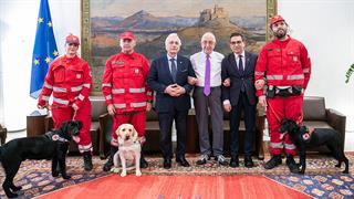 Ο ΕΕΣ ενισχύθηκε με δύο σκυλιά - διασώστες από τη Βουλή των Ελλήνων