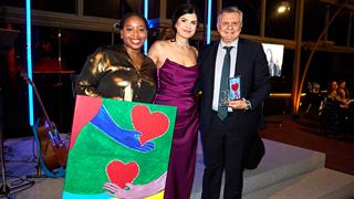 Ένα Gala για το μέλλον των παιδιών για τα οποία η ενηλικίωση δεν είναι ελευθερία, αλλά δοκιμασία