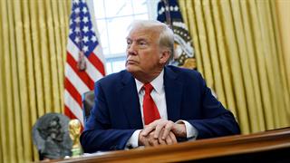 Κόκκινο εξάνθημα στον λαιμό του Donald Trump πυροδοτεί νέα σενάρια