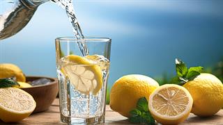 Ζεστό νερό με λεμόνι και μέλι: Έχει όντως οφέλη;