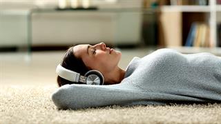 Πώς η καθημερινή χρήση ακουστικών επηρεάζει την ακοή μας