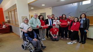 Ο ΕΕΣ προσέφερε στιγμές χαράς σε ηλικιωμένους στο Γηροκομείο Αθηνών ενόψει του Πάσχα