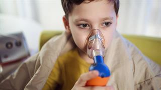 Παιδικό άσθμα και άνοιξη: Όταν η φύση ανθίζει, αλλά οι πνεύμονες… διαφωνούν