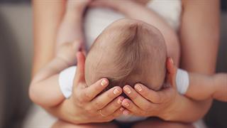 Το κεφάλι του βρέφους: Τι είναι φυσιολογικό και πότε χρειάζεται προσοχή