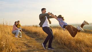 Πώς βοηθά τα μικρά παιδιά το παιχνίδι με τους γονείς [μελέτη]