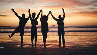 Γιατί είναι τόσο δύσκολο να κρατήσεις φιλίες όσο μεγαλώνεις;