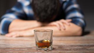 Η σχέση με το αλκοόλ αλλάζει: Από την κοινωνική τελετουργία στη μοναχική κατανάλωση