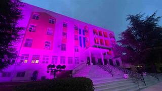 Φωταγωγείται ροζ το Κτίριο Διοίκησης του Γενικού Νοσοκομείου Θεσσαλονίκης «Γεώργιος Παπανικολάου» στις 25 Οκτωβρίου